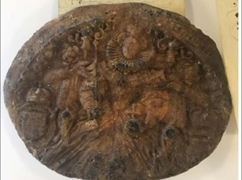 Modernist Literature, Elizabethan Wax Seal, and a Mouse in a House