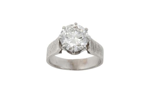 A Diamond Solitaire Ring (1)