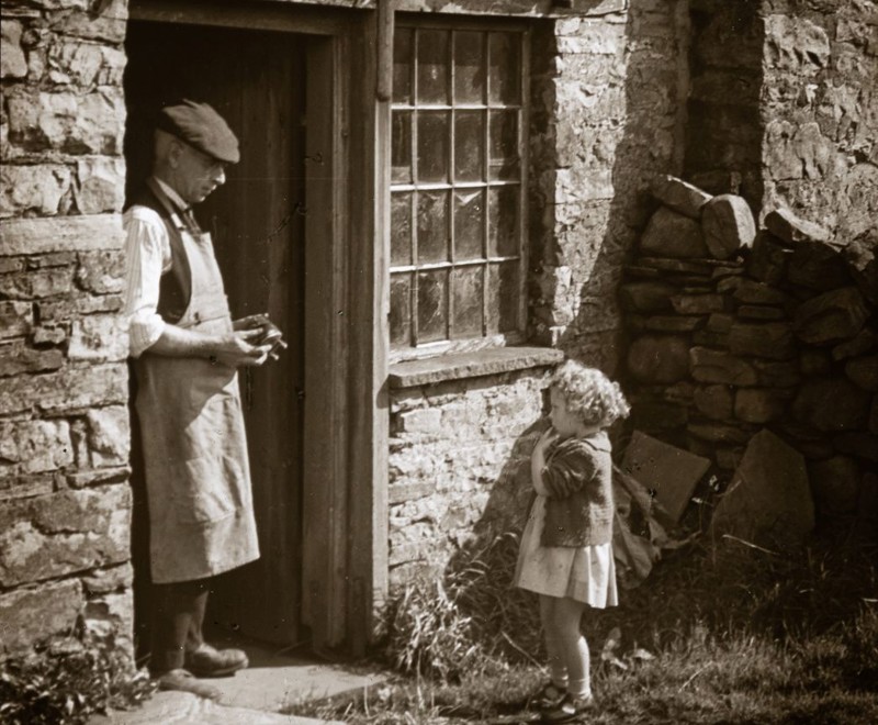 Harold Bryce Thomson: Conversation Piece